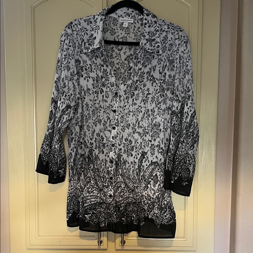 2x Fashion Bug black and white button up crinkle blouse. Super cute, worn 1 time